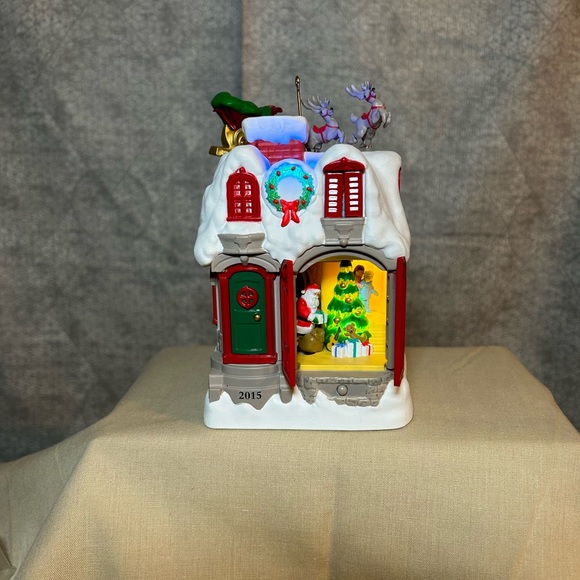 2015 Up on the Housetop Hallmark Keepsake Ornament - Picture 4 of 16